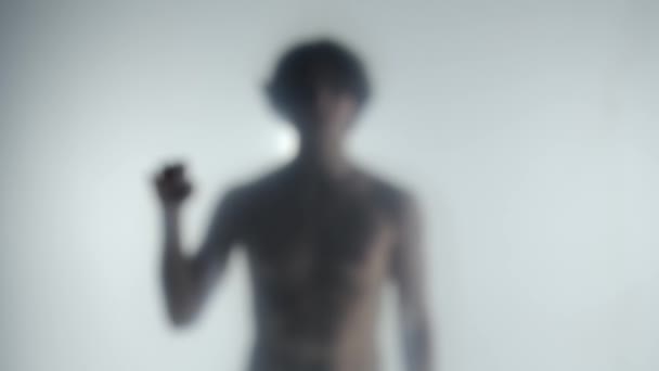 Una Silhouette Sfocata Uomo Con Busto Nudo Dietro Una Tenda — Video Stock