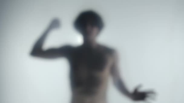 Una Silueta Borrosa Hombre Con Torso Desnudo Detrás Una Cortina — Vídeo de stock