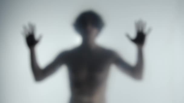 Una Silhouette Sfocata Uomo Con Busto Nudo Dietro Una Tenda — Video Stock