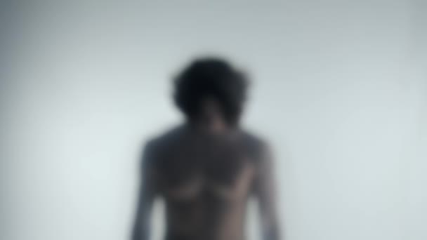 Silueta Hombre Con Torso Desnudo Detrás Vidrio Esmerilado Transparente Cortina — Vídeo de stock