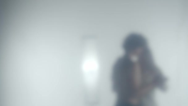 Silhouette Floue Couple Dansant Une Valse Derrière Verre Givré Transparent — Video