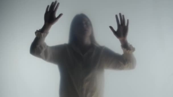 Silhouette Donna Nel Panico Nella Nebbia Dietro Vetro Smerigliato Tenda — Video Stock