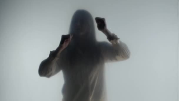 Silueta Mujer Pánico Niebla Detrás Vidrio Esmerilado Cortina Mujer Está — Vídeo de stock