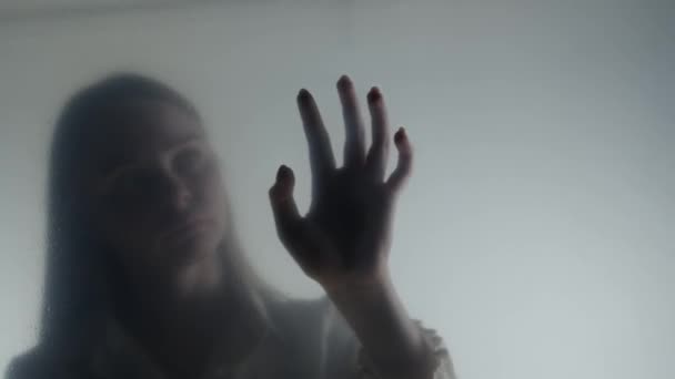 Silueta Mujer Fantasma Niebla Detrás Cortina Esmerilada Vidrio Cerca Una — Vídeo de stock