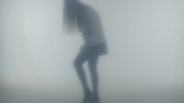 スチームや霧の中の女性の完全な長さのシルエット 曇ったガラスの後ろ 女性は彼女の足からストッキングを取り除きます — ストック動画