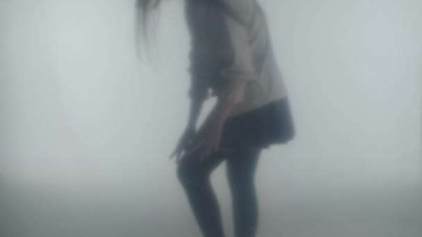 Silhouette Una Donna Vapore Nebbia Dietro Vetro Smerigliato Donna Toglie — Video Stock