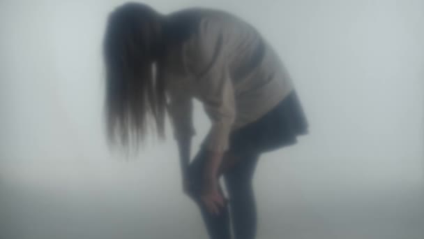 Silhouette Una Donna Vapore Nebbia Dietro Vetro Smerigliato Una Donna — Video Stock