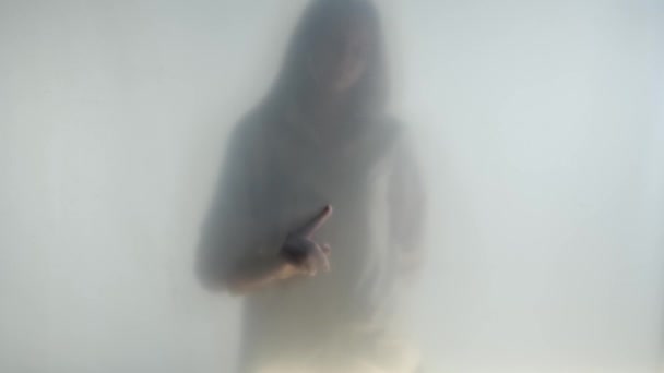 Silhouette Femme Fantôme Dans Brouillard Derrière Rideau Givré Verre Fermer — Video