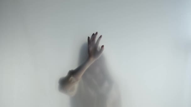 Silhouette Donna Fantasma Nella Nebbia Dietro Tenda Glassata Vetro Vicino — Video Stock