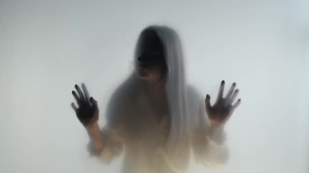 Silhueta Uma Mulher Atrás Vidro Fosco Cortina Nevoeiro Mulher Fantasmagórica — Vídeo de Stock
