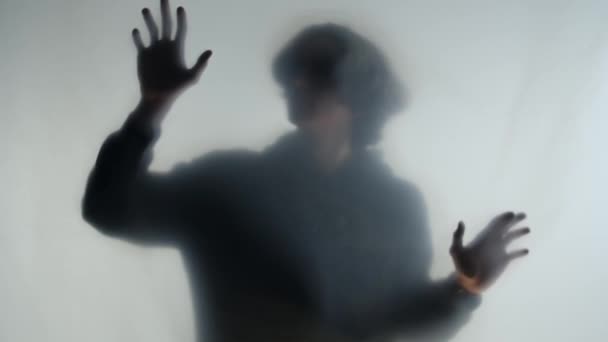 Silueta Hombre Negro Niebla Detrás Vidrio Esmerilado Cortina Hombre Trata — Vídeos de Stock