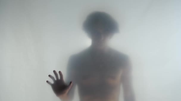 Una Silueta Masculina Con Torso Desnudo Detrás Una Cortina Vidrio — Vídeo de stock