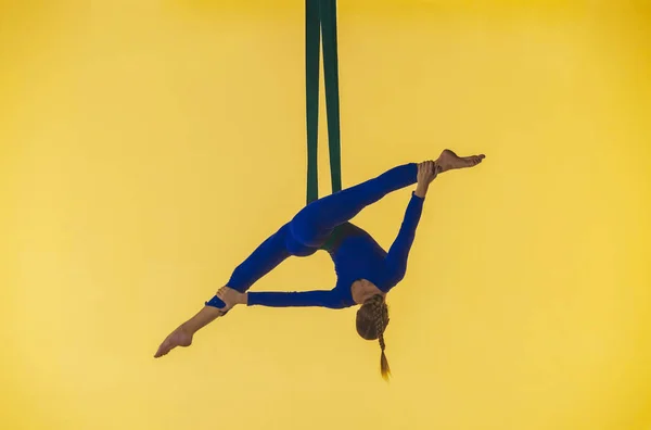 Nowoczesna Choreografia Koncepcja Kreatywnej Reklamy Akrobatycznej Gimnastyczka Odizolowana Żółtym Tle — Zdjęcie stockowe