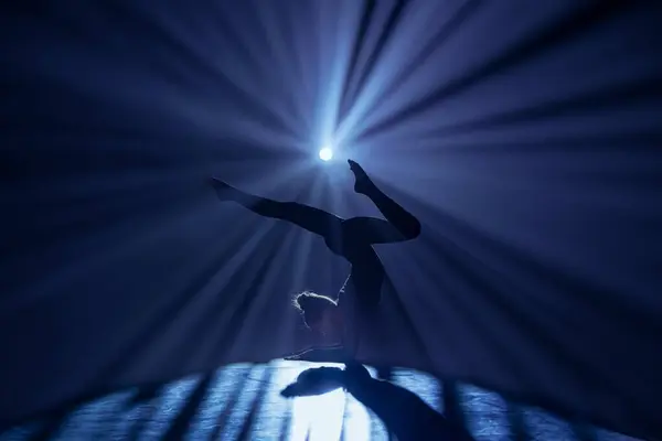 Female Gymnast Dark Background Studio Backlight Acrobatic Girl Performing Handstand — Stock Photo, Image