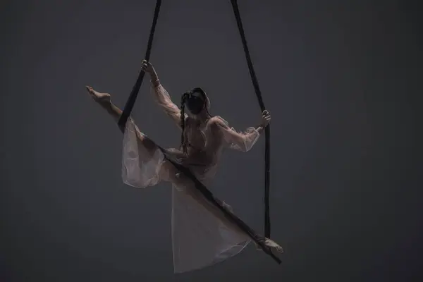 Luftturnerin Demonstriert Dehnung Zwirn Akrobatischen Trapez Akrobatik Athlet Tritt Einem — Stockfoto