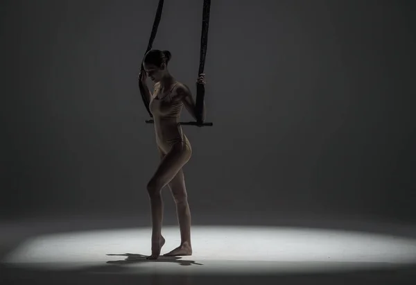 Modern Koreografi Akrobasi Yaratıcı Reklam Konsepti Kadın Jimnastikçi Monokrom Stüdyosunda — Stok fotoğraf