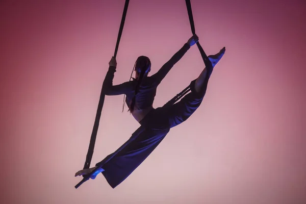 Acrobatic Girl Demonstrates Stretching Twine Acrobatic Trapeze Acrobatic Athlete Performing — Stock Photo, Image