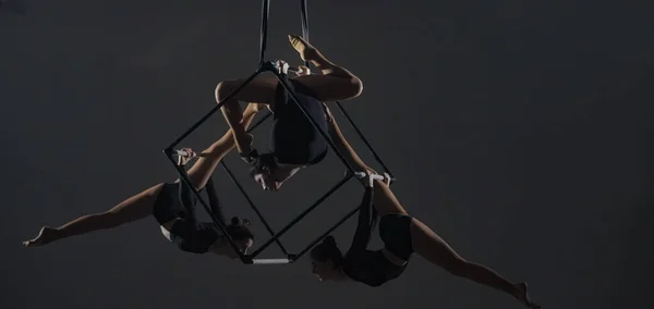 Trio Young Female Acrobats Posing Cube Suspended Height Aerial Gymnasts — Stock Photo, Image