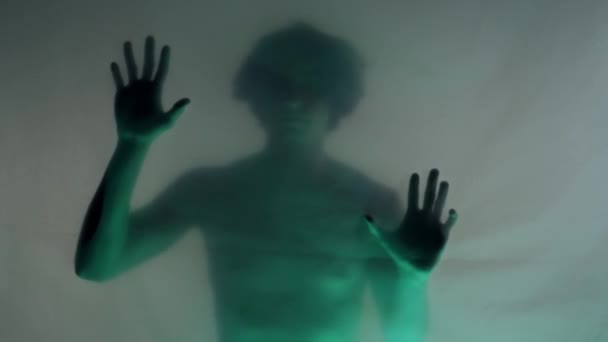 Rozmazaná Silueta Muže Holým Trupem Matnou Oponou Zeleném Neonovém Světle — Stock video