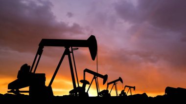 Güç endüstrisinin modern metodları teknoloji yaratıcı reklam konsepti. Petrol sahası başlarını gün batımına karşı çekmek. Birçok sondaj kulesi topraktan ham petrol çıkarıyor..