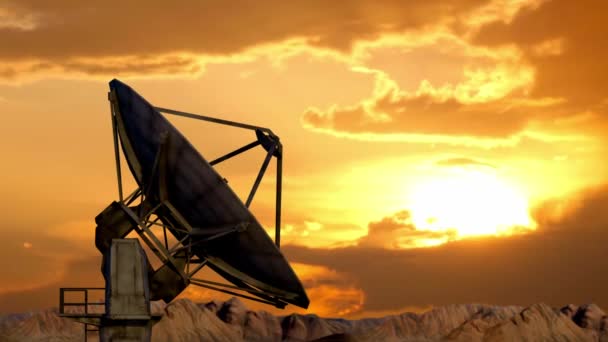 大きな建設現場と近代的な産業技術コンセプト 日没時の砂漠の天文衛星ステーション 現代の無線望遠鏡のレーダーステーションの皿の望遠鏡が上り 回転する — ストック動画