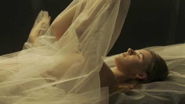 Vue Latérale Une Femme Recouverte Tulle Blanc Transparent Sur Fond — Video