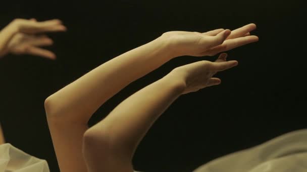 一个女人的手在镜子中反射在黑色背景上的光芒中 阳光抚摩着她纤细光滑的手部皮肤 慢动作 — 图库视频影像