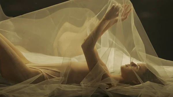Seitenansicht Einer Jungen Frau Auf Einem Bett Unter Einem Transparenten — Stockfoto