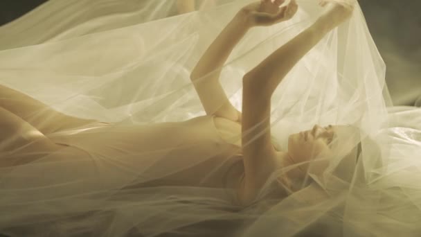 Widok Boku Młodej Kobiety Łóżku Pod Przezroczystą Tkaniną Powietrzną Kobieta — Wideo stockowe