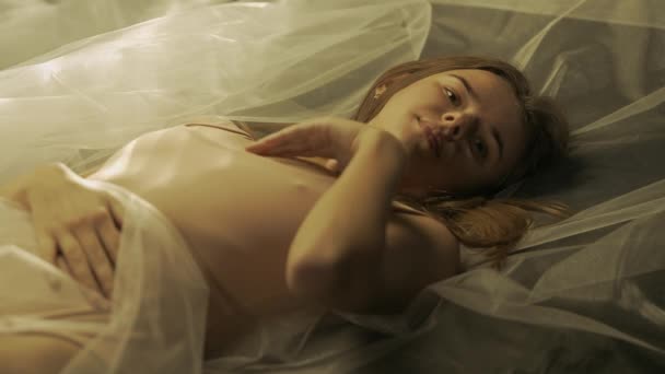 Ritratto Donna Naturale Sdraiata Sulla Schiena Tessuto Bianco Trasparente Alla — Video Stock