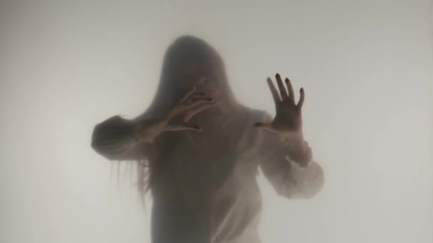 Σιλουέτα Της Γυναίκας Φάντασμα Στην Ομίχλη Πίσω Από Παγωμένη Κουρτίνα — Αρχείο Βίντεο