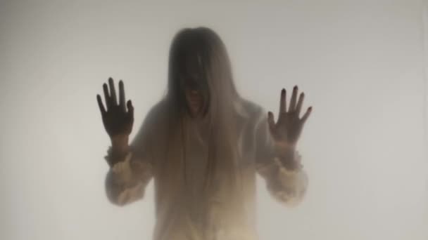 Силуэт Паникующей Женщины Тумане Матовым Стеклом Занавесом Женщина Ударяется Головой — стоковое видео