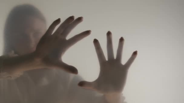 曇ったカーテンやガラスの後ろの霧の中の幽霊の女性のシルエット 手がガラスに触れると手が離れる 死後の概念 他の世界 Hdr Bt2020 Hlg — ストック動画