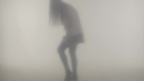 Silueta Longitud Completa Una Mujer Vapor Niebla Detrás Vidrio Esmerilado — Vídeo de stock