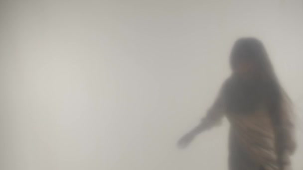Silueta Una Mujer Bailando Girando Niebla Detrás Vidrio Esmerilado Cortina — Vídeo de stock