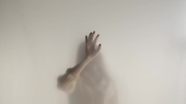 曇ったカーテンやガラスの後ろの霧の中の幽霊の女性のシルエットが閉じます 女性がグラスに触れています 死後の概念 他の世界 Hdr Bt2020 Hlg — ストック動画