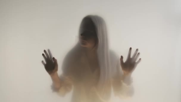 在雾气中 一个女人在一个结霜的杯子或窗帘后面的轮廓 幽灵般的女人用脸和手触摸石碑Hdr Bt2020 Hlg材料 — 图库视频影像