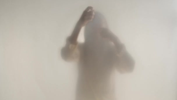雾中的一个女人在结霜的窗帘上拍手 人类发展报告 Bt2020 Hlg材料幕布后面的一位妇女的照片形象令人毛骨悚然 — 图库视频影像