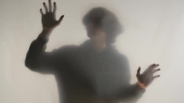 Silueta Hombre Negro Niebla Detrás Vidrio Esmerilado Cortina Hombre Trata — Vídeos de Stock