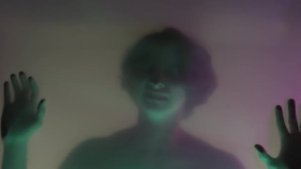Blurred Silhouette Man Bare Torso Mat Curtain Pink Green Neon — Stock Video