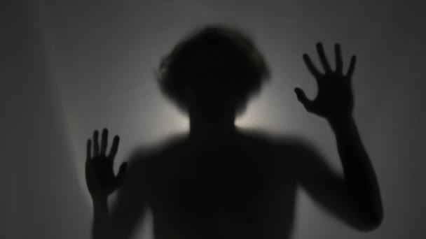 Temná Silueta Muže Matnou Oponou Ozářená Paprskem Světla Muž Bije — Stock video