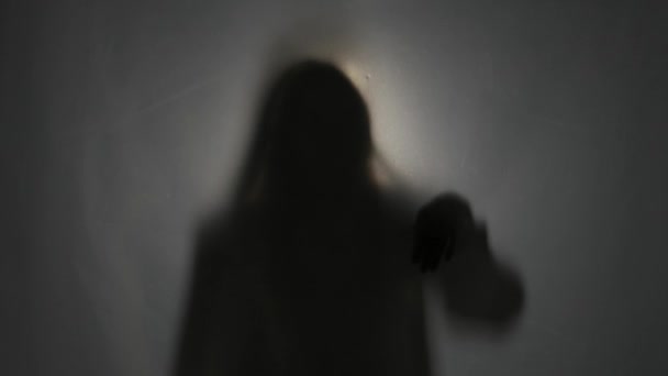 一个女人在垫子窗帘后面的黑暗轮廓 被一束光照亮了 女人碰了碰窗帘 另一个世界的人类发展报告Bt2020 Hlg材料 — 图库视频影像