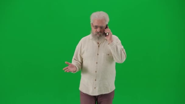 养恤金领取者休闲和日常生活创意广告概念 彩色键绿色屏幕上的老年胡子男子的画像 老年人一边走路一边看着摄像机一边用智能手机说话 — 图库视频影像