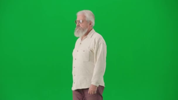 养恤金领取者休闲和日常生活创意广告概念 彩色键绿色屏幕上的老年胡子男子的画像 老人一边走一边用相机向一边看 转半圈 — 图库视频影像
