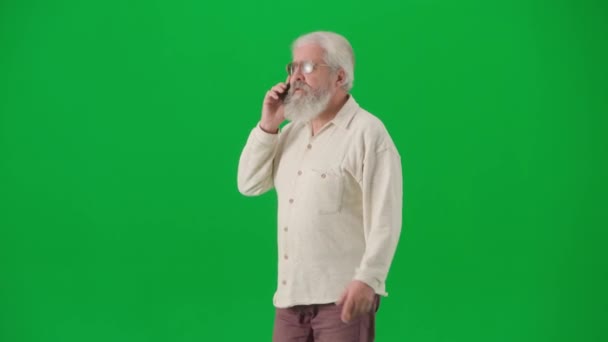 养恤金领取者休闲和日常生活创意广告概念 彩色键绿色屏幕上的老年胡子男子的画像 老年人一边走路一边用智能手机说话 转半圈 — 图库视频影像