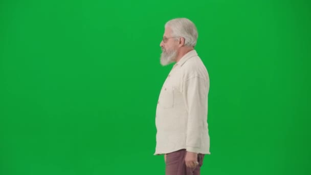 养恤金领取者休闲和日常生活创意广告概念 彩色键绿色屏幕上的老年胡子男子的画像 老年人走起路来 目光从相机 轮廓视图中移开 — 图库视频影像