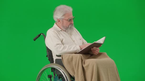 Emeklilerin Bakımı Günlük Yaratıcı Reklam Konsepti Krom Anahtar Yeşil Ekranda — Stok video