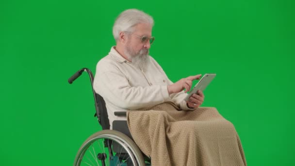 养恤金领取者照料和日常生活创意广告概念 彩色键绿色屏幕上的老年残疾人画像 坐轮椅的老人用平板电脑在网上冲浪 — 图库视频影像