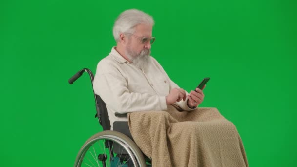 养恤金领取者照料和日常生活创意广告概念 彩色键绿色屏幕上的老年残疾人画像 坐轮椅 头戴格子花 头戴智能手机的老年人 — 图库视频影像