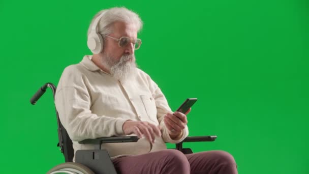 养恤金领取者照料和日常生活创意广告概念 彩色键绿色屏幕上的老年残疾人画像 用智能手机把坐在轮椅上的老人关起来 — 图库视频影像
